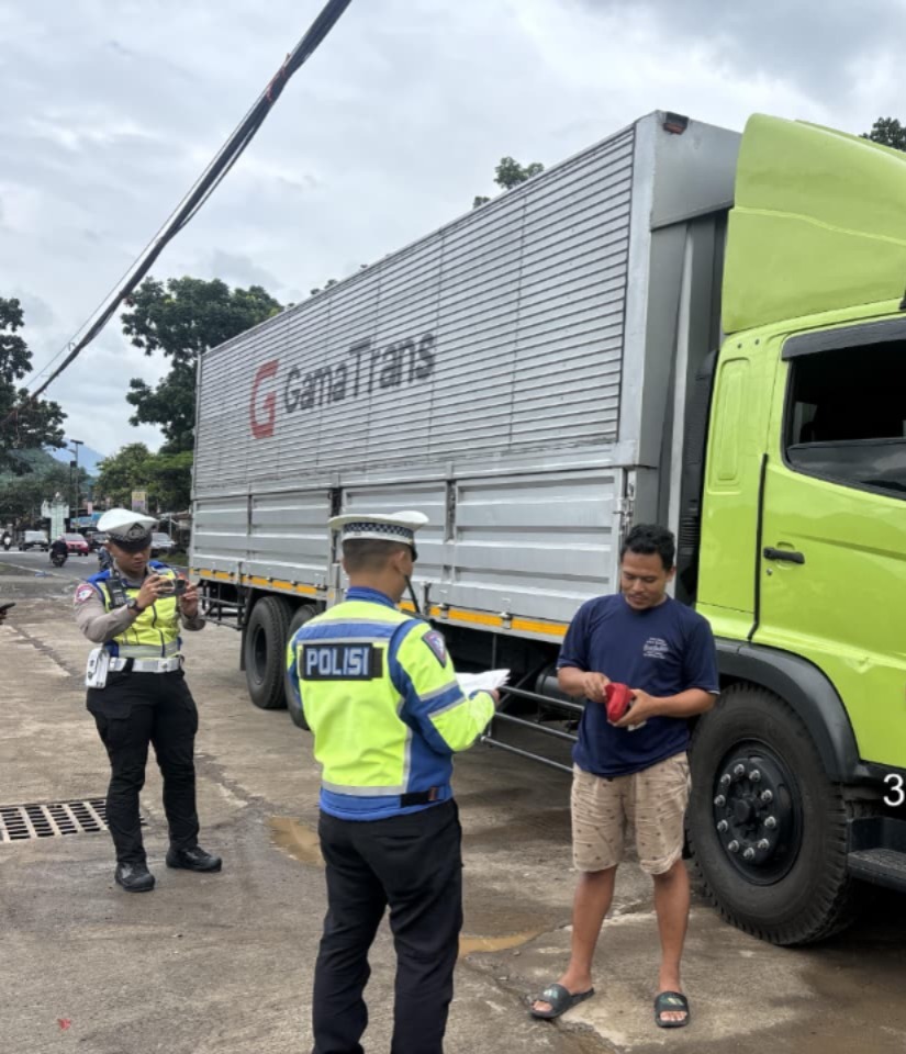 Jelang Malam Tahun Baru Satlantas Polres Garut Batasi Operasional Kendaraan Sumbu Tiga